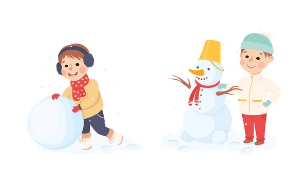 Garçon excité dans chapeau et cache-oreilles jouant Rolling Snowball Building Snowman Vector Set — Image vectorielle