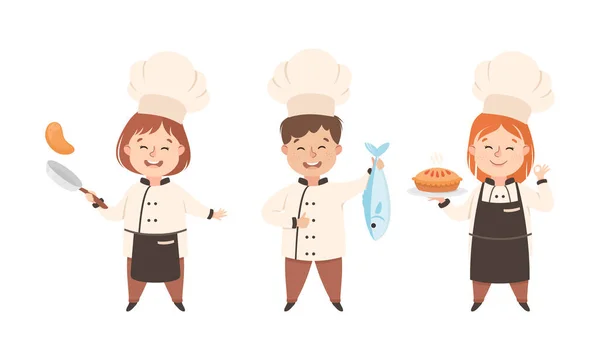 Niños Chef en Toque Blanco y Uniforme Disfrutando Culinario y Cocina Holding Set de Vectores de Pasteles y Pescados Horneados — Vector de stock