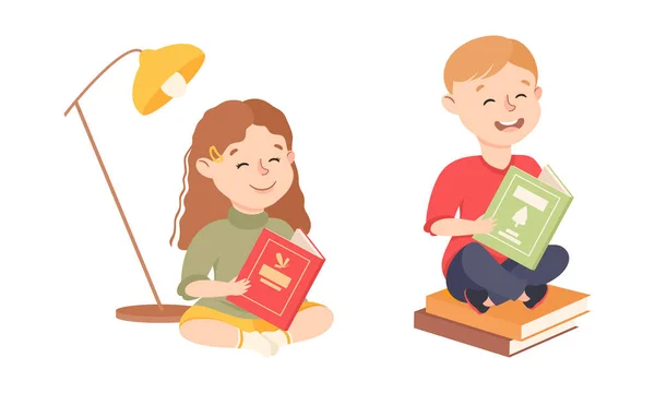 Liten pojke och flicka sitter och njuter av att läsa bok vektor set — Stock vektor