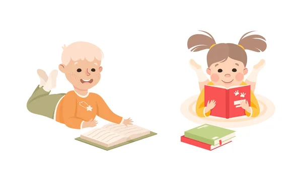 Pequeño niño y niña mintiendo disfrutando leyendo libro conjunto de vectores — Vector de stock