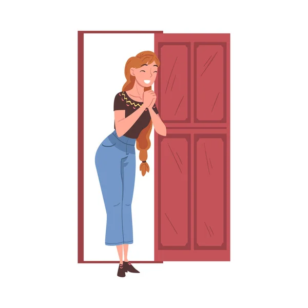 Mujer eufórica cerca de la puerta abierta sosteniendo las manos apretadas en emoción Vector Ilustración — Vector de stock