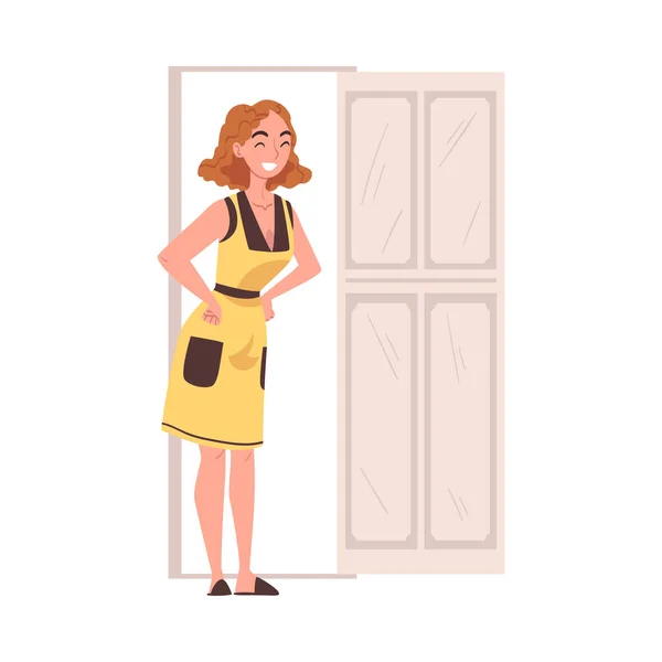 Mulher Elated dona de casa em pé perto da porta aberta à espera de alguém ilustração vetorial — Vetor de Stock