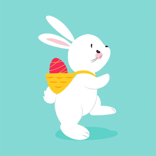 Conejo de Pascua blanco llevando huevo decorado en bolsa caminando sobre fondo azul Vector Ilustración — Archivo Imágenes Vectoriales