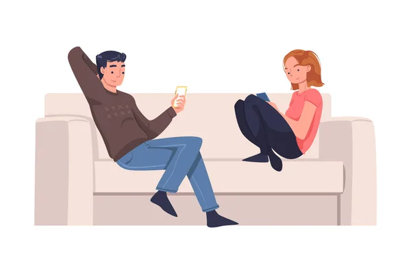 Man och kvinna tecken med digital enhet sitter på soffan lider av Internet missbruk vektor illustration — Stock vektor