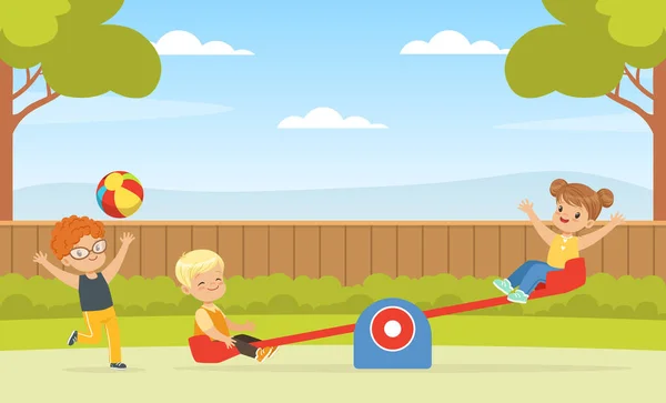 Παιδιά που παίζουν σε παιδική χαρά στο City Park με Seasaw και Ball Vector Εικονογράφηση — Διανυσματικό Αρχείο