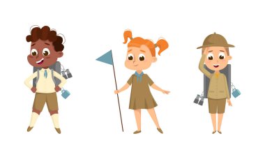 İzci çocukları seti. Yürüyüş ekipmanları ve vektör çizimleriyle üniformalı şirin küçük oğlan ve kız izciler.