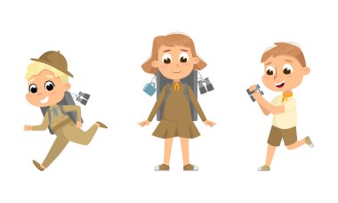 İzci çocukları seti. Sırt çantaları ve kamp vitesleri taşıyan şirin izci kız ve erkek izciler.