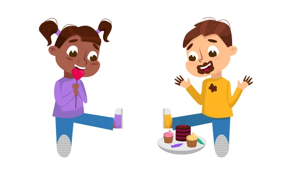 Feliz chico y chica comiendo dulces. Niños disfrutando de comer de alimentos poco saludables ilustración vector de dibujos animados — Vector de stock