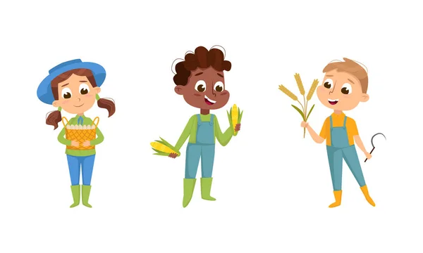 Χαριτωμένα παιδιά σε φόρμες που εργάζονται στο σύνολο αγρόκτημα εικονογράφηση φορέα κινουμένων σχεδίων — Διανυσματικό Αρχείο
