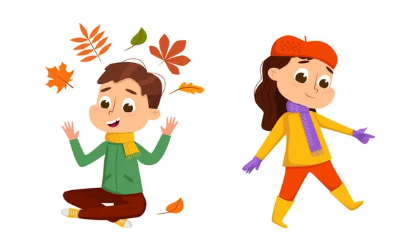 Sonbahar yapraklarıyla oynayan mutlu çocuklar çizgi film vektör çizimi — Stok Vektör