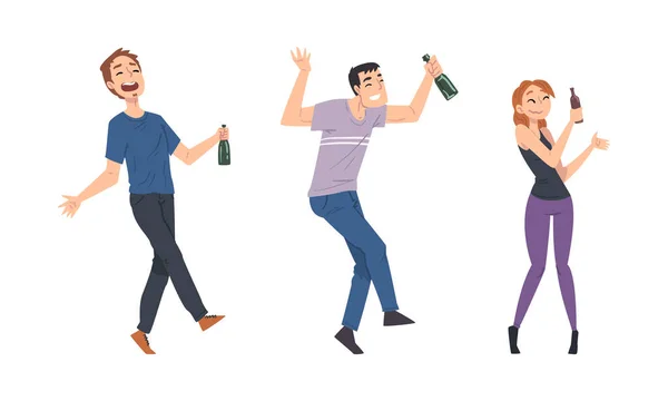 Glücklich Betrunkene Junge Männer Und Frauen Gehen Mit Flaschen Alkoholischer — Stockvektor