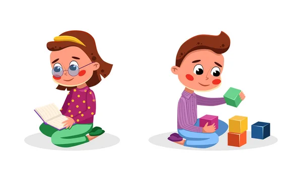 Девушка читает книгу, мальчик играет игрушечные блоки мультфильма векторные иллюстрации — стоковый вектор