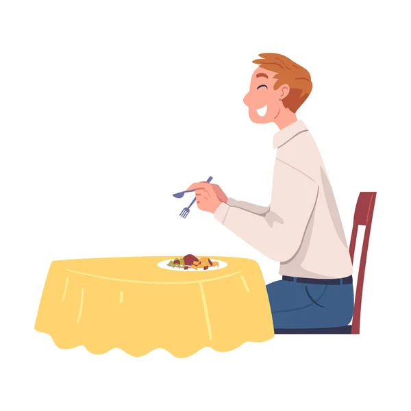 Man Karakter Eten voedsel thuis Zittend aan tafel met mes en vork Vector Illustratie — Stockvector