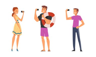 Sosyal medya vektörü seti için video görüşmesi yapan ya da selfie çeken Genç Adam ve Kadın Akıllı Telefon Tutuyor