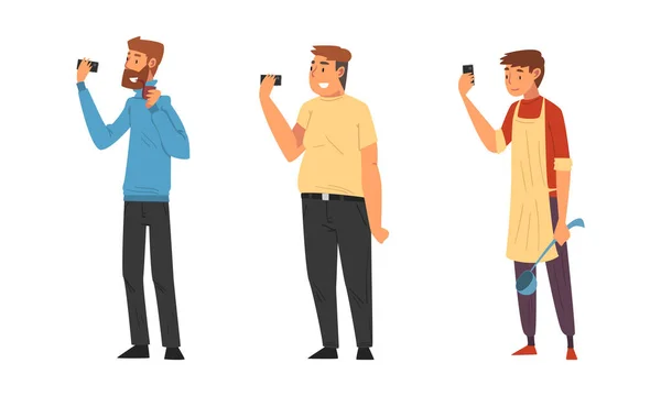 Fiatal férfi gazdaság Okostelefon Miután videohívás vagy figyelembe Selfie a közösségi média vektor készlet — Stock Vector