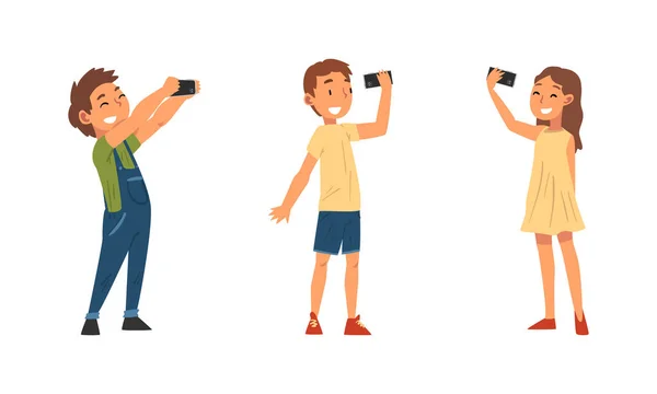 Little Kid Segurando Smartphone Tendo Chamada de Vídeo ou Tirando Selfie para Conjunto de Vetores de Mídia Social — Vetor de Stock