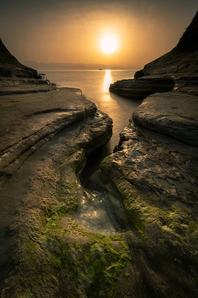 Belo Nascer Sol Capa Drastis Praia Rochosa Ilha Grega Corfu — Fotografia de Stock