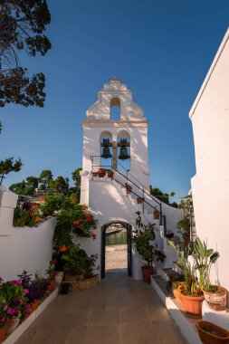 Kanoni yakınlarındaki Vlacherna Manastırı manzarası. Korfu Yunanistan