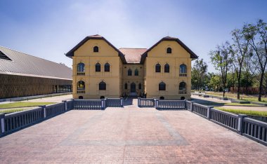 Udon Thani, Tayland-23 Aralık 2020: Mavi gökyüzü ile güzel Udon Thani Müzesi, Udon Thani Eyaleti, Tayland.