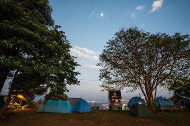 Chiang Rai, Tayland-14 Aralık 2021: Turizm çadırı alacakaranlıkta gökyüzüne karşı..