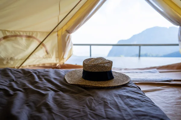 Hoed Wordt Geplaatst Het Bed Tent Voor Het Uitzicht Bergen — Stockfoto