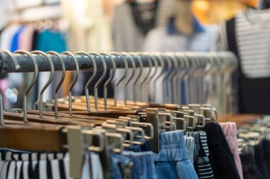 Moda mağazasında elbise askıları asılıdır..