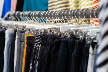 Mağazadaki elbise askıları, alışveriş konsepti.