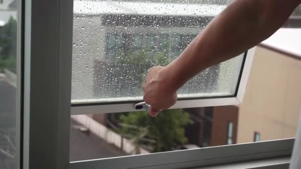 Рука Чоловіка Зачинила Вікно Йшов Дощ — стокове відео