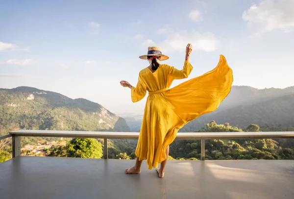 Ασιάτισσα Τουρίστρια Όμορφο Κίτρινο Φόρεμα Όμορφο Ουρανό Και Βουνά Της Εικόνα Αρχείου