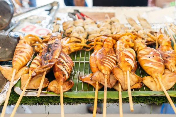Grilled Squid Skewers Market Fresh Seafood — Stock Photo, Image
