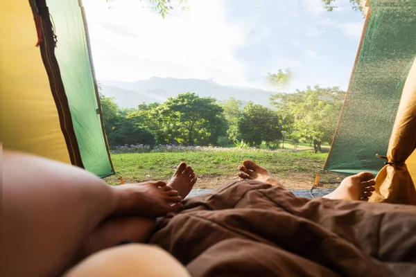 Dois Viajantes Deitados Tenda Desfrutando Vista Nascer Sol Floresta Das — Fotografia de Stock