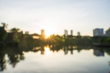 Central City Park 'ta, halka açık alanda ve büyük gölde sabah bulanıklığı..
