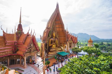 Kanchanaburi, Tayland-23 Ekim 2022: Birçok turist Wat Tham Seua 'daki büyük altın Buda imajına saygılarını sunmak için gelirler..