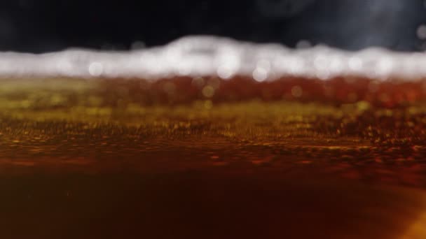 Birra leggera fredda in un bicchiere con gocce d'acqua. Primo piano della birra. — Video Stock