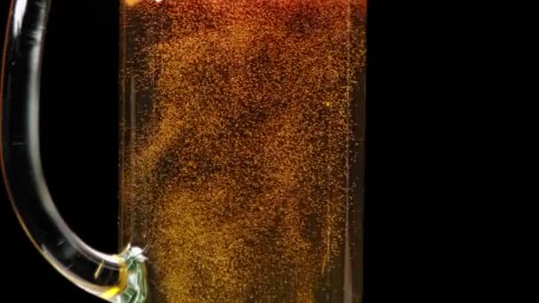 Studené světlé pivo ve sklenici s bublinkami. Detailní záběr na pivo. — Stock video