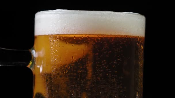 Bière froide et légère dans un verre avec gouttes d'eau. Gros plan sur la bière. — Video