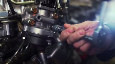Tamirci tamirhanedeki araba motoru üzerinde çalışıyor. Tamir servisleri. Yakın plan.