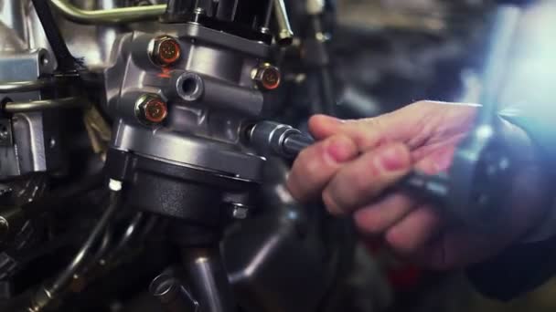 Ein Automechaniker arbeitet in der Werkstatt an einem Automotor. Reparaturdienste. Nahaufnahme — Stockvideo