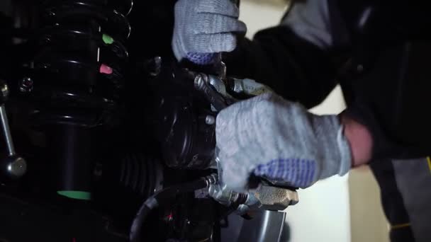 Mécanicien automobile installe des plaquettes de frein flambant neuves, gros plan — Video