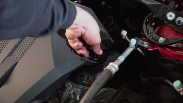 O novo óleo do motor é derramado no motor. Substituição de fluidos técnicos do carro. — Vídeo de Stock