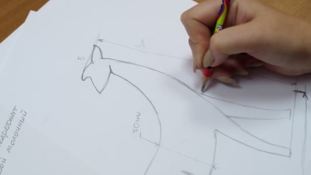 Un lápiz en las manos de una mujer. Dibujo en hoja de papel con un simple lápiz. El concepto de creatividad y dibujo. — Vídeo de stock