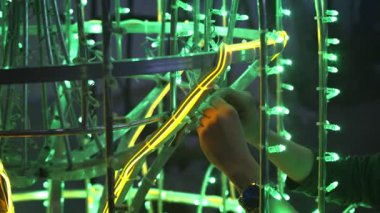 Kadın eli, metal bir ürünün arka ışığını ayarladı. Yakın plan.