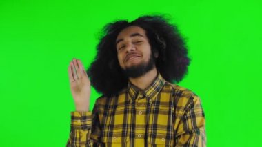 Blah, Blah, Blah. Sıkılmış bir Afro-Amerikalı, jest yapıyor, konuşmalardan ve ilginç olmayan bilgilerden bıkıp yeşil bir arka planda poz veriyor.