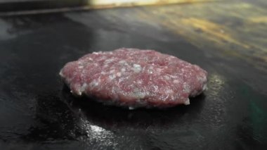 Hamburger pişiriyorum. Kızartma tavasında pişmiş biftek ya da domuz pirzolası. Kızarmış pirzola.