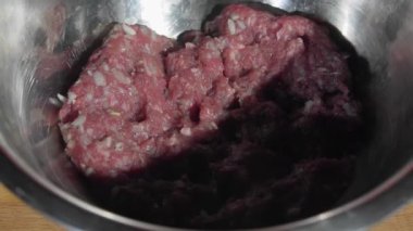 Bir kase kıyma ete yakın plan yumurta eklenir. Çiğ yumurtalı bir kasede çiğ et.