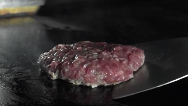 Cozinhar um hambúrguer. Carne ou costeleta de porco cozida em uma frigideira. Costeleta frita — Vídeo de Stock