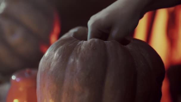 Közelkép egy lány kezéről, amint kiveszi a pépet a tökből Halloweenkor. — Stock videók