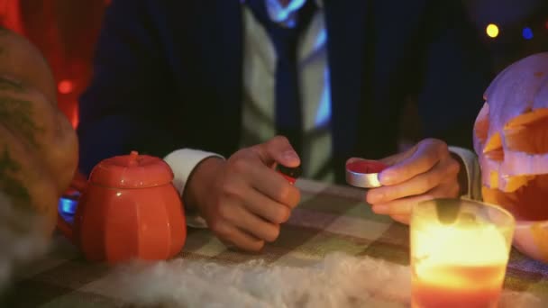 Närbild av ett bord med ljus och en krans, Halloween atmosfär, läskig — Stockvideo