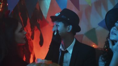 Bir grup arkadaş Cadılar Bayramı 'nı birbirlerine ürkütücü bir makyaj yaparak kutluyorlar.