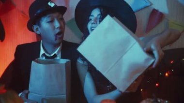 Cadılar Bayramı 'nı kutlayan bir grup arkadaş birlikte gülüp sohbet ediyorlar.